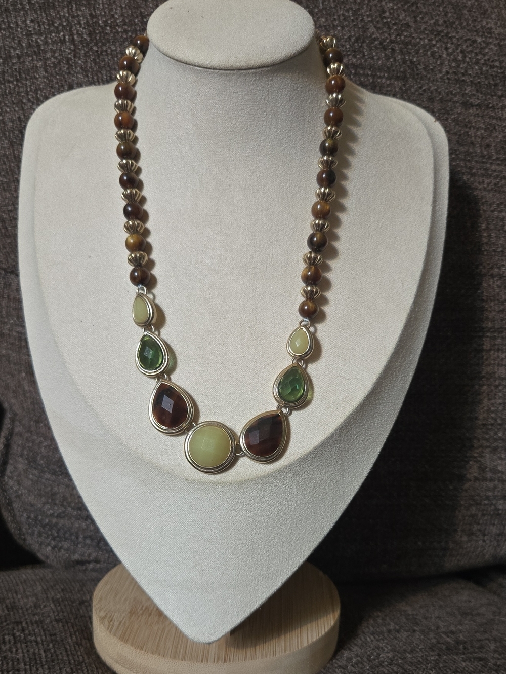 Vintage Brown and Green Beaded Teardrop Pendant Necklace 💫